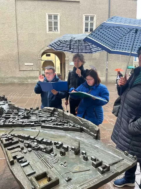 Zu einer einstündigen Führung durch den Dombezirk in der Salzburger Innenstadt luden Sabine Thaler und Michael Sebald, zwei Menschen mit Down-Syndrom.  | Foto: Diakoniewerk Salzburg