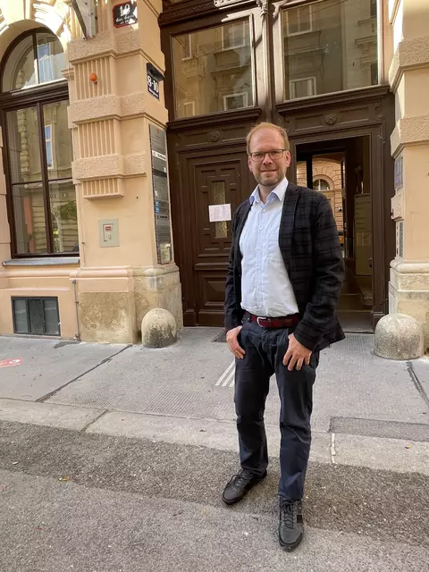 Dietmar Baurecht blickt den Festwochen entgegen. Zahlreiche Events warten im Bezirk. Programmhefte gibt's in der Bezirksvorstehung zu holen. | Foto: Patricia Hillinger