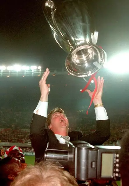 Ajax-Coach Van Gaal mit dem Pott. | Foto: Kelly Schoebitz / APA / picturedesk.com