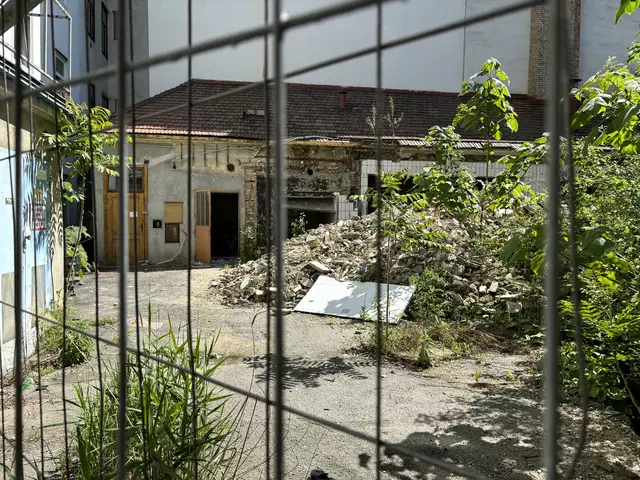 So präsentiert sich der Innenhof in der Löwengasse 40 bei einem Lokalaugenschein von MeinBezirk.  | Foto: Luca Arztmann/MeinBezirk