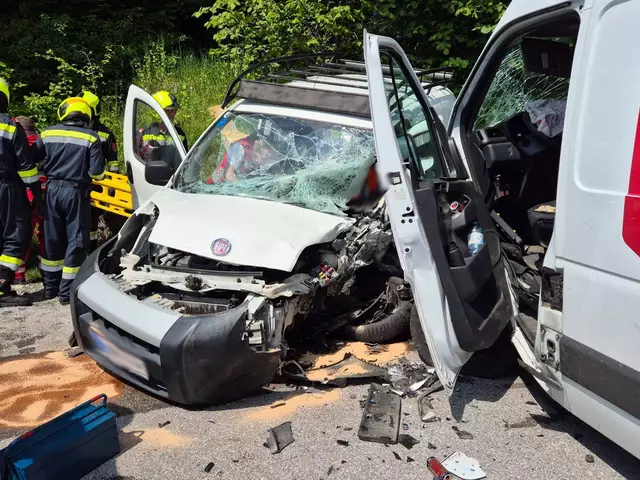 Bei dem Crash wurde eine Lenkerin verletzt und im Auto eingeklemmt. | Foto: www.einsatzdoku.at
