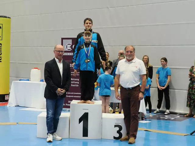 v.li.n.re.: Sportunion Austria Präsident Wolfgang Lehner, Elias Köberl, Lina Hager,  Sportunion NÖ Präsident Raimund Hager | Foto: Union Sportakrobatik Krems