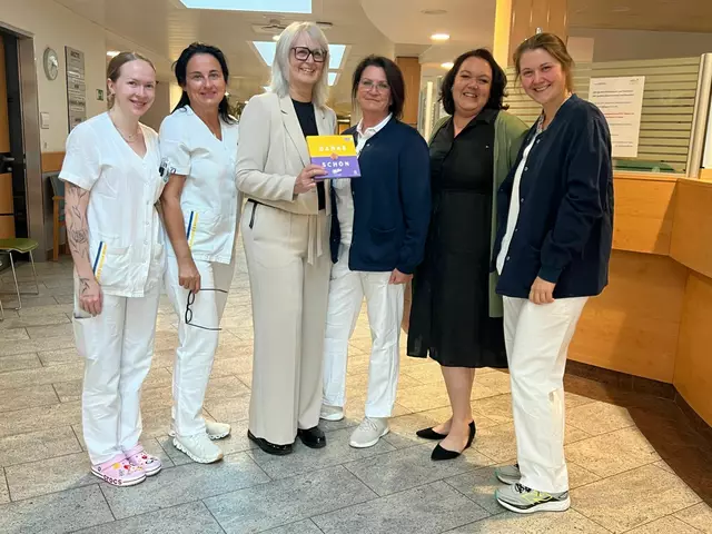 Pflegedirektorin Cornelia Palmetzhofer (3. von links) überreichte zum Tag der Pflege Gutscheine an die Mitarbeiterinnen und Mitarbeiter der Pflege in den Kliniken Tulln und Klosterneuburg. | Foto: UK Tulln