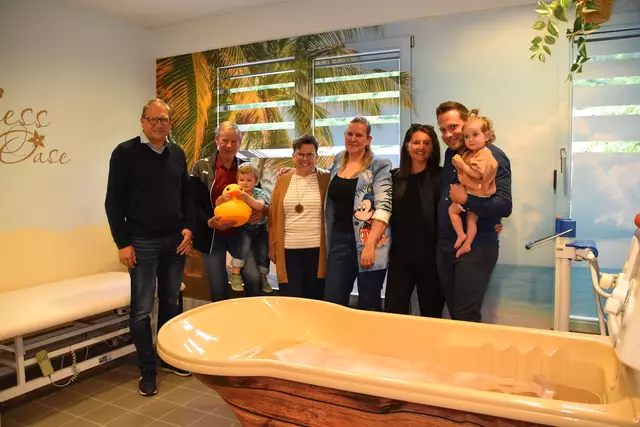 V.l. Vizebgm. Franz Gleirscher, Ander, Evi und Regina Zorn mit Klein-Hannes, Gloria und Johannes Steixner mit Paloma | Foto: Kainz