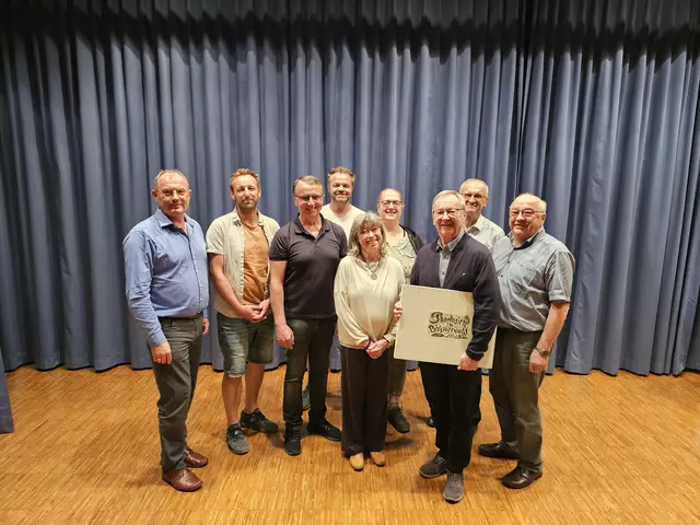 Der Kulturverein Münzkirchen organisierte für Johann Höller eine kleine Überraschungsfeier und überreichte dem Jubilar einen Kubin-Band mit Zeichnungen.  | Foto: Kultur AG Münzkirchen