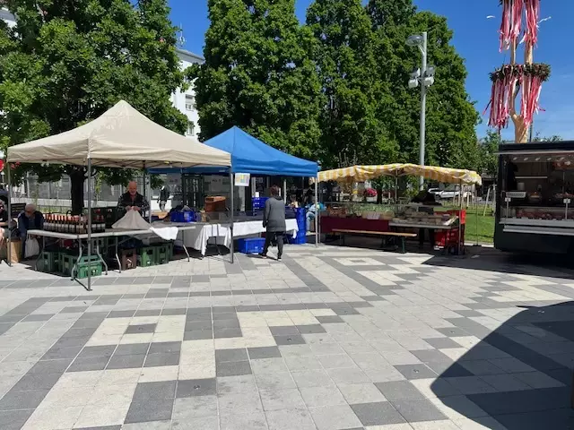 Die Standler sind jeden Samstag auf dem umgestalteten Enkplatz.  | Foto: Franz Schauhuber
