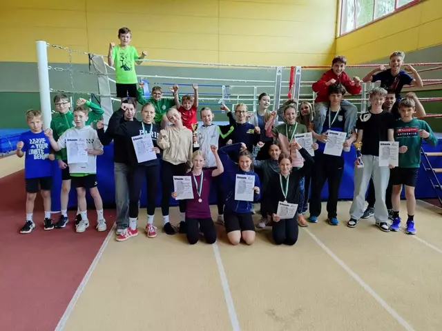 Jubel: Die Schülerinnen und Schüler des BG/BRG Weiz freuen sich über ihre Erfolge bei den Leichtathletik-Bezirksmeisterschaften. | Foto: Dominik Fischer