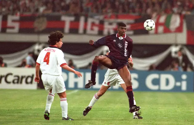 Demetrio Albertini (l.) im Zweikampf mit einem Ajax Spieler. | Foto: Kelly Schöbitz / APA / picturedesk.com