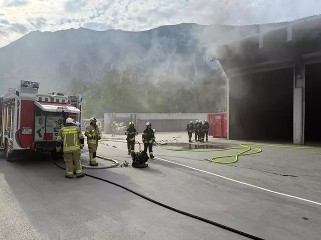 Am 12. Mai 2025 kam es gegen 17:30 Uhr bei einer Recyclingfirma in Ötztal-Bahnhof im Bereich einer Kartonpresse zu einem Brand, dessen Ursache bislang unklar ist. | Foto: Freiwillige Feuerwehr Haiming/FB