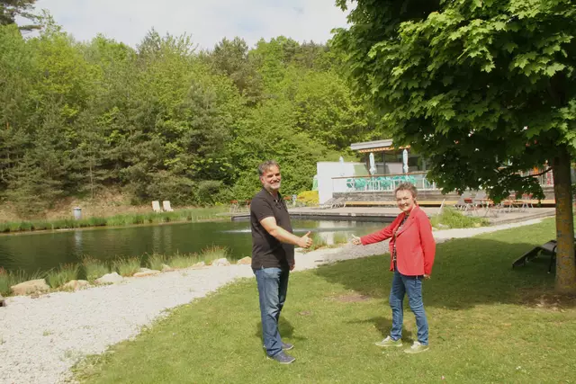 Maximilian Novak betreibt seit 1. Mai das Naturbad in Bernstein und verwöhnt die Gäste und Besucherinnen und Besucher mit abwechslungsreichen Events und Kulinarik, auch mit Top-Sardinen- Variationen.  | Foto: Peter Seper