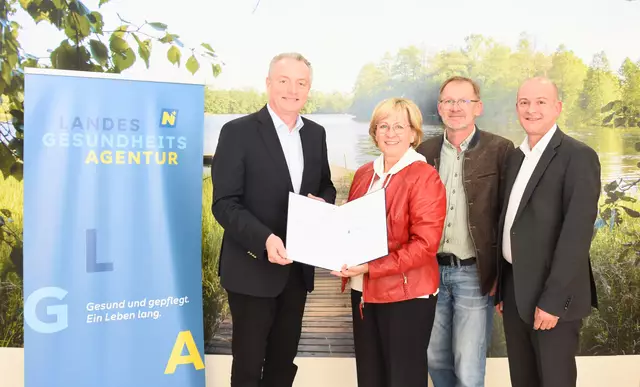 Gemeinsam mit der pflegerischen Leiterin Petra Ableidinger und dem kaufmännischen Direktor Thomas Pökl sprach Dafert über aktuelle Herausforderungen und Entwicklungen im Pflegebereich. | Foto: NÖ LGA