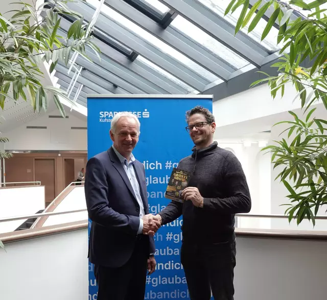 Besiegelten die Verlängerung der Kunst- und Kulturpartnerschaft – v.l.n.r.: Dir. Klaus Felderer, Vorsitzender des Vorstands der Sparkasse Kufstein und Obmann Stefan Bric, Kulturverein ARCHE NOE.  | Foto: Sparkasse