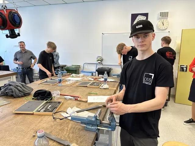 Dominik vertrat die PTS Reutte im Fachbereich Metall und durfte sich über das bronzene Leistungsabzeichen freuen.