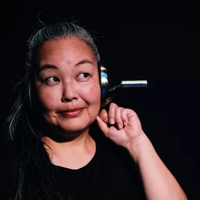 1997 kam Yoko Yagihara aus Tokio nach Salzburg zum Studieren und ging nicht mehr zurück. Heuer feiert sie ihr 20-jähriges Jubiläum im Toihaus Theater. Angefangen hat alles im pinkfarbenen Dirndl am Klavier. | Foto: Siegrid Cain