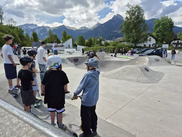 Am Skateplatz zeigten Kids und Jugendliche auf Scootern, Skateboards und Bikes ihre Skills.