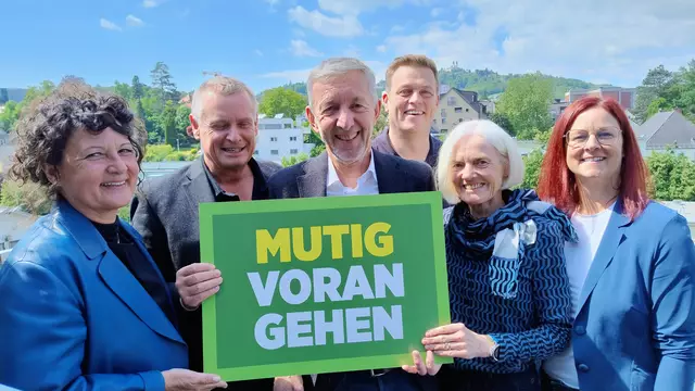 Eine neue Grünen-Gemeindegruppe für Lochen am See (v.l.): Stellvertretende Bezirkssprecherin in Braunau Gabi Scherrer, Franz Grömer, Christian Salletmaier, Landessprecher Landesrat Stefan Kaineder, Elfi Salletmaier und Grünen-Landesgeschäftsführerin Ursula Roschger. | Foto: Die Grünen OÖ