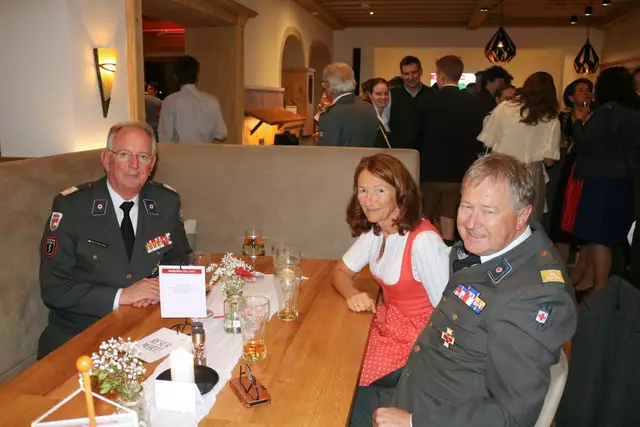 (v.l.) Dr. Werner Aufmesser (Rotkreuz-Präsident), Dr. Theresia Warter (Notärztin und Ausbildungsärztin, Rettungsbezirk Radstadt), Gerhard Wechselberger (Bezirksrettungskommandant und Bezirksgeschäftsführer) | Foto: Rotes Kreuz Salzburg