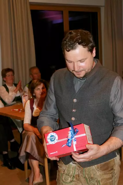 Josef Buchsteiner, Wirt des „Forstauerwirt“, mit seinem Gewinn | Foto: Rotes Kreuz Salzburg