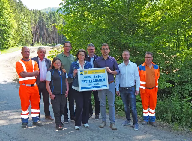  Dominik Estermann (Straßenmeisterei St. Peter/Au), DI Franz Stiedl (Leiter der NÖ Straßenbauabteilung Amstetten), Maria Riener (GR in Weistrach), Klaus Pickl (Vizebgm. von Weistrach), LAbg. Edith Mühlberghuber (i.V. LH-Stv. Udo Landbauer), Johann Stocker (Leiter der Straßenmeisterei St. Peter/Au), Thomas Hirsch (Bgm. von Weistrach), Günther Dammerer (GGR in Weistrach), Harald Berndl-Forstner (Straßenmeisterei St. Peter/Au).
 | Foto: NÖ SD