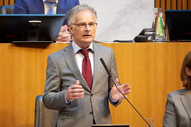 Finanzminister Markus Marterbauer (SPÖ) kündigte in seiner Budgetrede Einsparungen von 6,4 Milliarden Euro im Jahr 2025 und 8,7 Milliarden Euro im Jahr 2026 an.  | Foto: Parlamentsdirektion/ Thomas Topf