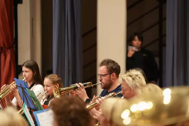 Die "Bodamusi Youngsters und Erwachsenenenbläserklasse" unter der Leitung von Katrin Fraiß. | Foto: SBV