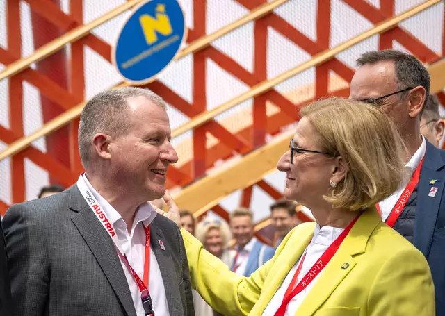 Der Unternehmer Stefan Graf, der das Holzkonstukt gebaut hat, mit Landeshauptfrau Johanna Mikl-Leitner. | Foto: Pfeffer