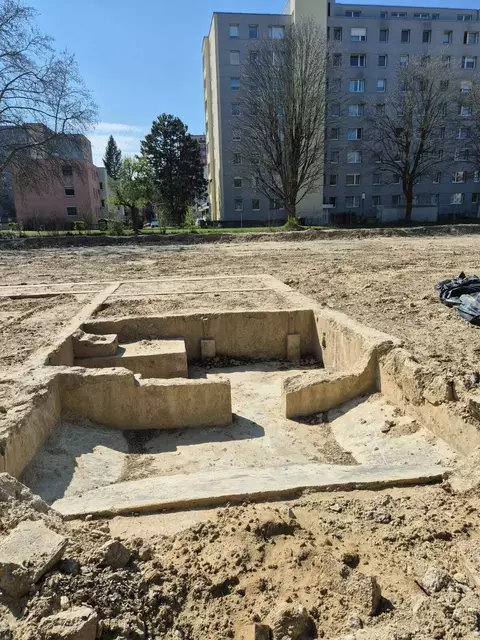 In Dornach kamen bei der Freilegung eines Grundstücks Fundamente des damaligen NS-Arbeitslagers zum Vorschein. | Foto: LinzPlus