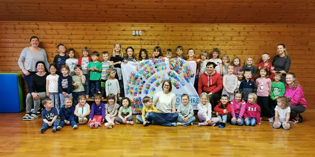 Künstlerin Marion Höpflinger und Kinder des Thalgauer Kindergartens mit einem der Flaggendesigns. | Foto: Kindergarten Thalgau