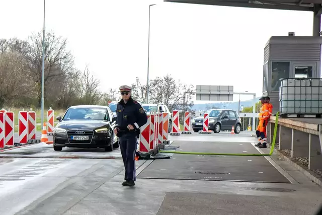 Auch über Ostern waren an allen noch geöffneten Grenzübergängen Seuchenteppiche eingerichtet. Jetzt sollen die Maßnahmen zur Eindämmung der Tierseuche mit 20. Mai enden 
 | Foto: Landesmedienservice/Archiv
