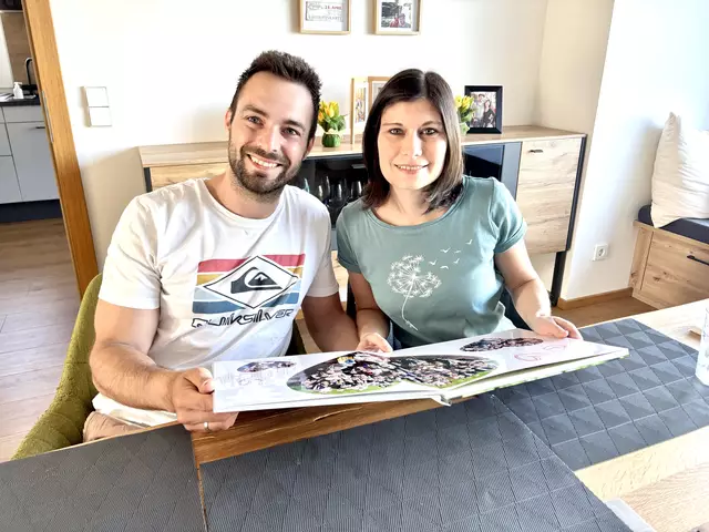Gemeinsam blicken Florian und Stephanie Maier in ihr Hochzeits-Fotobuch. | Foto: Alexandra Goll