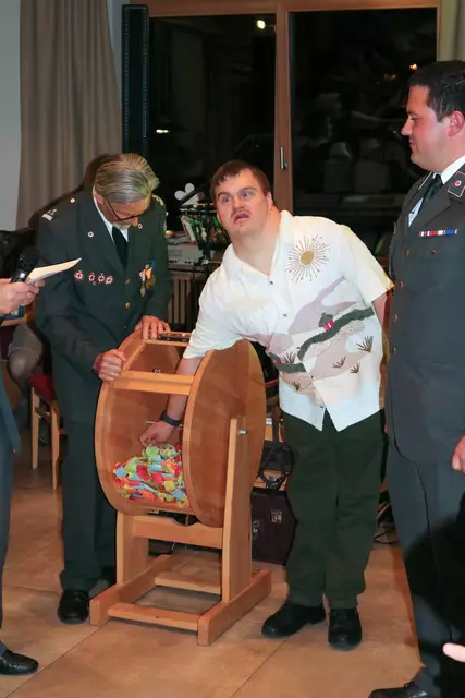 Glücksengerl Ritchie Wilding zog die Gewinnlose | Foto: Rotes Kreuz Salzburg