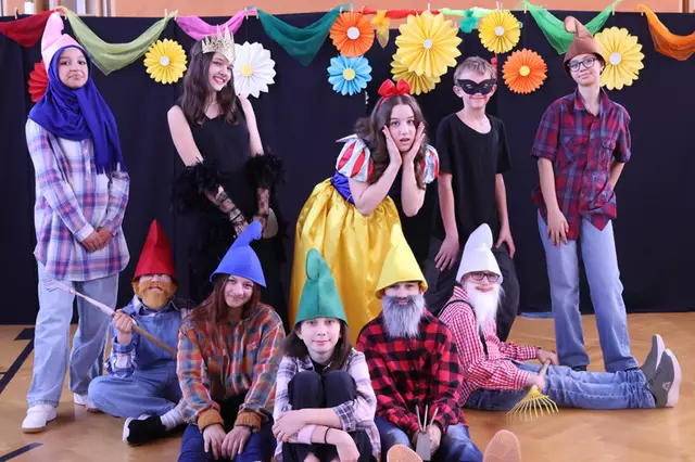 Die Theatergruppe der Mittelschule Ziersdorf führte ein Theaterstück auf. | Foto: Mittelschule Ziersdorf