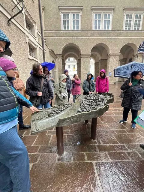 Zu einer einstündigen Führung durch den Dombezirk in der Salzburger Innenstadt luden Sabine Thaler und Michael Sebald, zwei Menschen mit Down-Syndrom.  | Foto: Diakoniewerk Salzburg