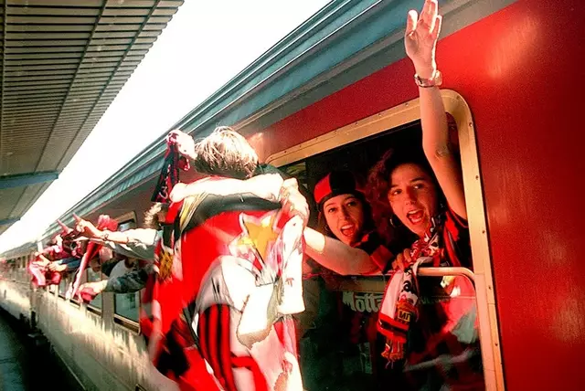 17.000 Milan-Fans gab es im Happel-Stadion, einige davon feierten bereits in der Wiener S-Bahn. | Foto: Georges Schneider / APA / picturedesk.com