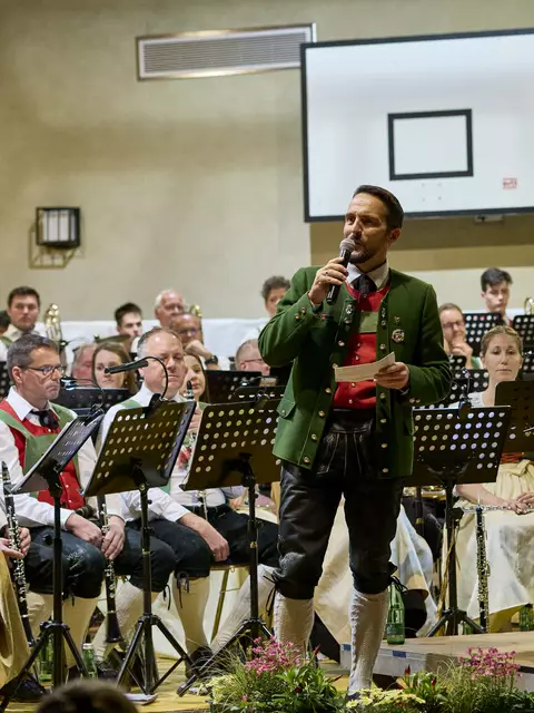 Obmann Elmar Jörg begrüßt die Ehrengäste. | Foto: Thomas Waldegger