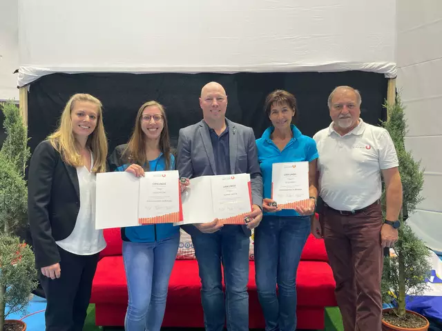  v.li.n.re.: Obfrau USA Krems Konny Kozyga, Jasmin Pflügl, Matthias Jascha, Sonja Pirker, Sportunion NÖ Präsident Raimund Hager | Foto: Union Sportakrobatik Krems