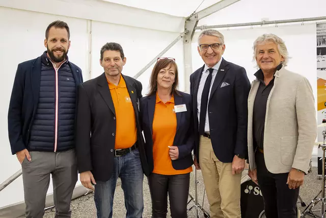 Gratulierten: Innungsmeister Alexander Fürnschuß, Werner Zenz, Dorota Zenz, WKO-Präsident Josef Herk und Vasoldsbergs Bürgermeister Johann Wolf-Maier (v.l.) | Foto: Verena Kaiser
