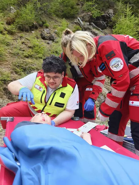 Die Teilnehmer:innen mussten unterschiedliche Verletzungen fachlich korrekt versorgen | Foto: Rotes Kreuz Salzburg