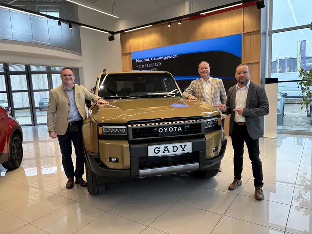 Geschäftsführer Eugen Roth (Mitte) mit Markenleiter Alexander Dengg und Dietmar Kreuter - Experte für Toyota bei Auto Gady in Leibnitz. (re) | Foto: Gady