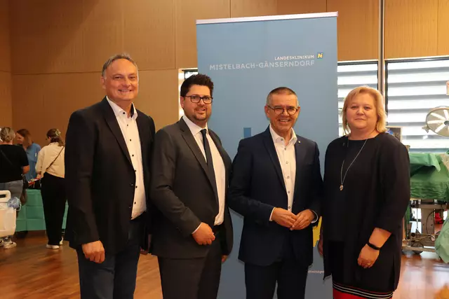 Betriebsratsvorsitzender Franz Hammer, Pflegedirektor PhDr. Christian Pleil, Landtagsabgeordneter Manfred Schulz, Barbara Schindler-Pfabigan in Vertretung der
Geschäftsführung der Gesundheit Weinviertel GmbH. | Foto: LGA
