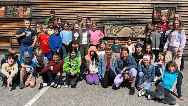 Kürzlich bauten die vierten Klassen der Volksschule Neumarkt zahlreiche Nisthilfen für die Wildbienenwand am Vorplatz der Schule. | Foto: VS Neumarkt