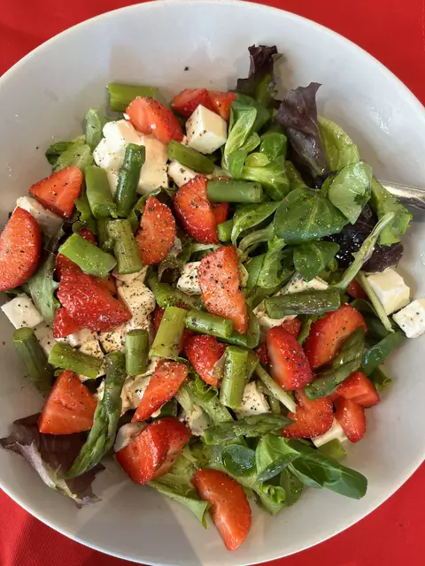 Dieser Salat bringt Erdbeer- und Spargelsaison perfekt zusammen. | Foto: Antonia Janda