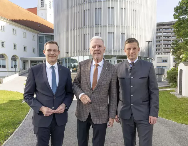 (v.l.n.r.) Mag. Philipp Gruber, Stadtrat und neuer Aufsichtsratsvorsitzender der FH Wiener Neustadt, Mag. Klaus Schneeberger, BGM der Stadt Wiener Neustadt und Mag. Markus Biffl, Magistratsdirektor und Vertreter der Stadt in der Generalversammlung. | Foto: FHWN
