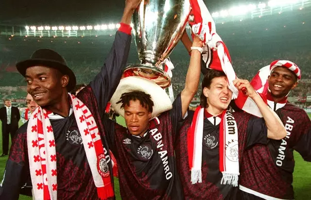 v. l.: Finidi George, Edgar Davids, Jari Litmanen and Nwankwo Kanu feiern den Titel. | Foto: Vreeker / EPA / picturedesk.com