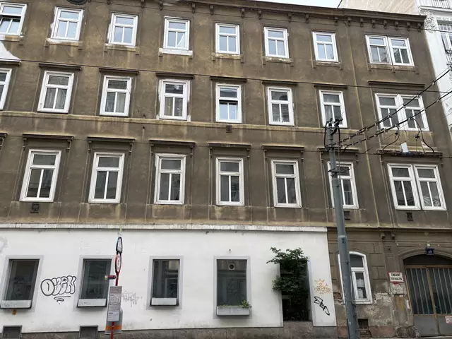 Von außen zeigt sich die Löwengasse 40 ebenfalls nicht von ihrer schönsten Seite.  | Foto: Luca Arztmann/MeinBezirk