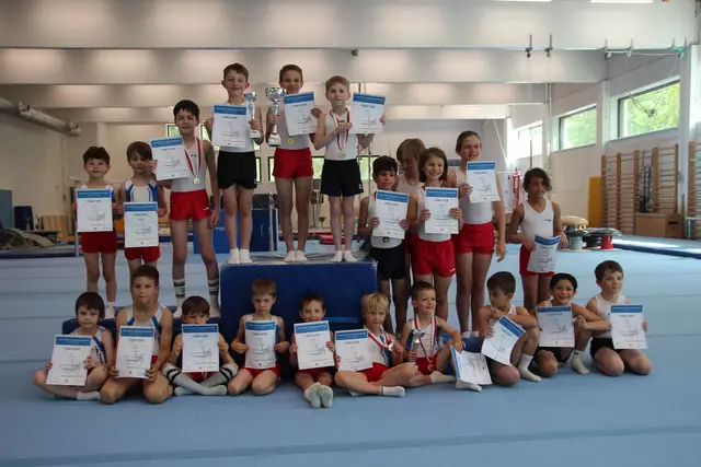 Jubel beim Nachwuchs der Kunstturner, die besten der Jahrgänge 2015 bis 2019, Vorstufe und Nachwuchs. | Foto: Turnsport Tirol