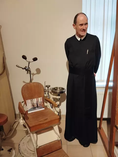 Pater Engelbert mit angebrachter Skepsis vor dem ehemaligen Zahnarztstuhl der Fa. Krupp | Foto: Frank