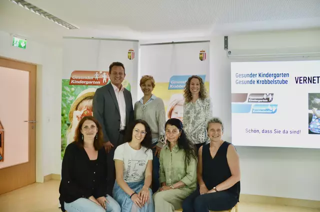 Bgm. Horst Hufnagl Horst, Kindergartenleiterin Renate Weiss, Regionalbetreuerin Silvia Gürtenhofer (hinten von links). Vorne von links: Elisabeth Jungwirth, Tanja Schwarzenbrunner, Martina Reinthaler, Sabine Manzenreiter | Foto: Tanja Schwarzenbrunner