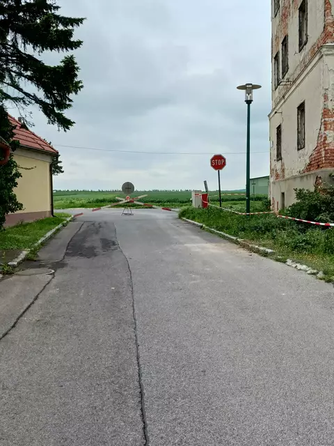 Bürgermeister Christian Balogh sah sich gezwungen, die Straße aus Sicherheitsgründen zu sperren, damit die Bevölkerung nicht zu Schaden komme. | Foto: Vinzenz Fleischhacker