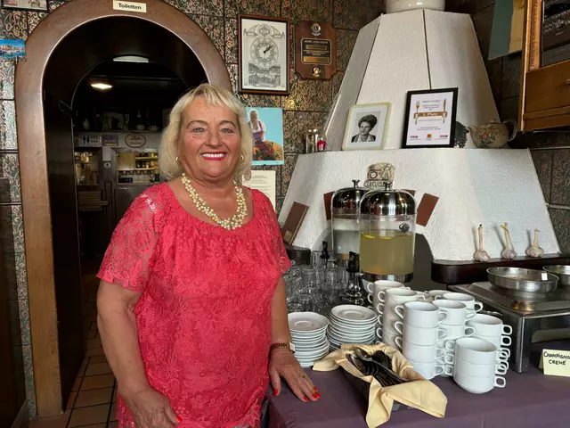 Helga Rigler steht nach all den Jahren immer noch mit Leidenschaft im Lokal. | Foto: Pia Rotter/MeinBezirk